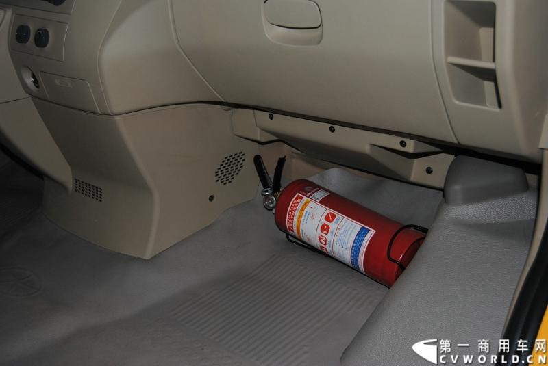 近日，在北京客车展上江淮星锐再次成为镁光灯下备受瞩目的焦点。5系新标准校车再次揽获年度 “最佳校车奖”，凭借其不俗的创新品质和品牌实力，再次获得行业专家的高度认可。