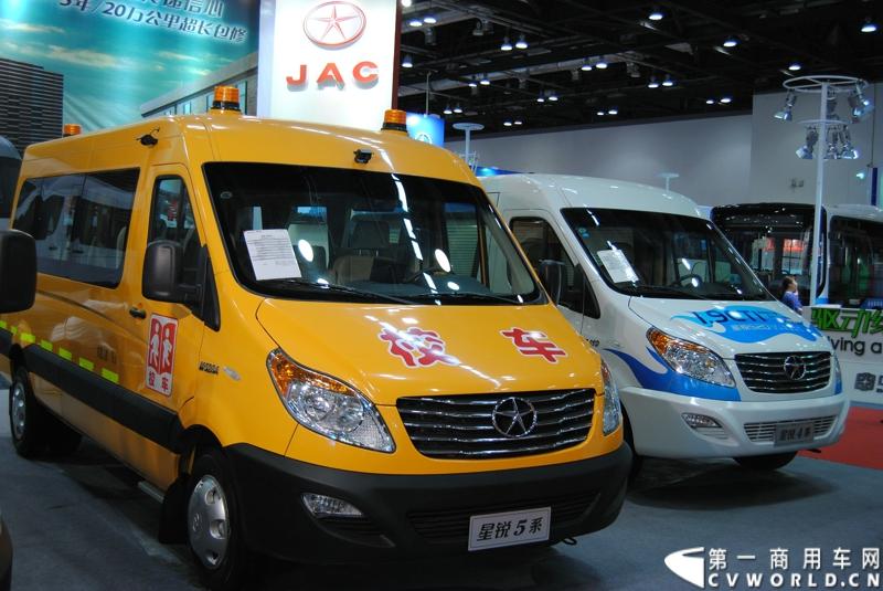 近日，在北京客车展上江淮星锐再次成为镁光灯下备受瞩目的焦点。5系新标准校车再次揽获年度 “最佳校车奖”，凭借其不俗的创新品质和品牌实力，再次获得行业专家的高度认可。