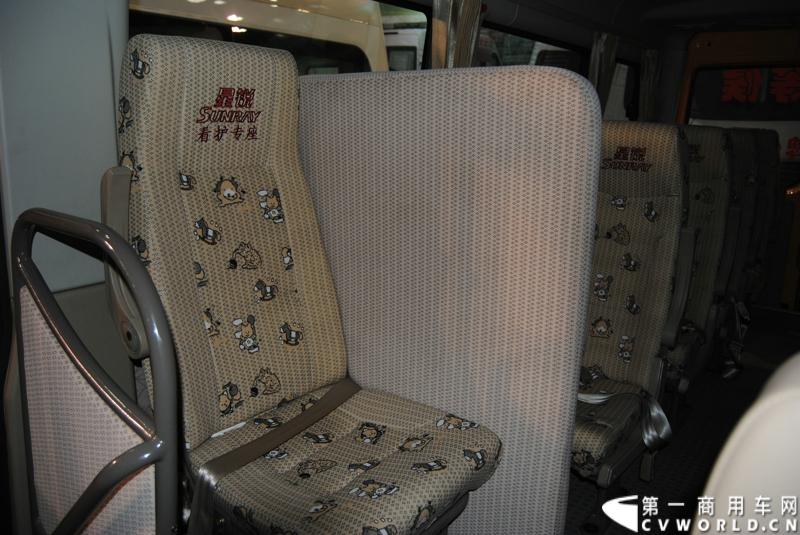近日，在北京客车展上江淮星锐再次成为镁光灯下备受瞩目的焦点。5系新标准校车再次揽获年度 “最佳校车奖”，凭借其不俗的创新品质和品牌实力，再次获得行业专家的高度认可。图为校车随车人员专座.