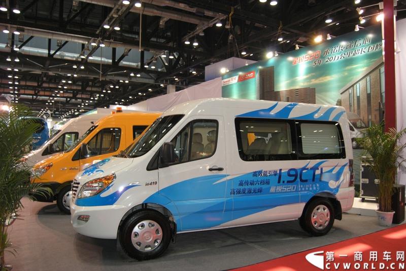 近日，在北京客车展上江淮星锐再次成为镁光灯下备受瞩目的焦点。5系新标准校车再次揽获年度 “最佳校车奖”，凭借其不俗的创新品质和品牌实力，再次获得行业专家的高度认可。