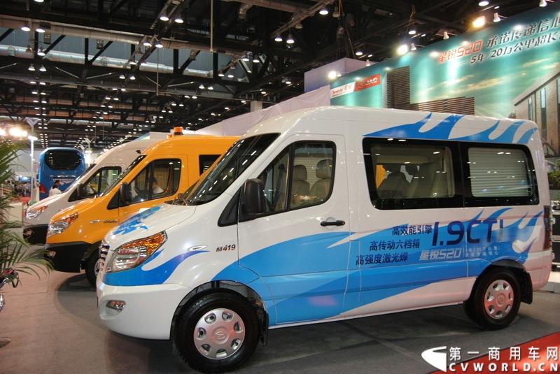 近日，在北京客车展上江淮星锐再次成为镁光灯下备受瞩目的焦点。5系新标准校车再次揽获年度 “最佳校车奖”，凭借其不俗的创新品质和品牌实力，再次获得行业专家的高度认可。