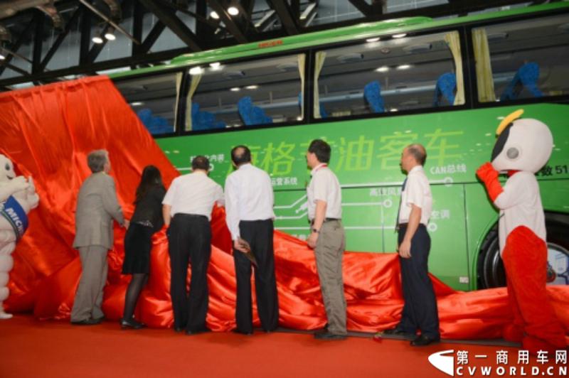 5月22日，北京国际道路运输、城市公交车辆及零部件展览会隆重开幕。海格客车联合米其林轮胎联合发布客车行业首款智慧节油客车。经测定，在满载工况下，此款海格12米大巴的百公里油耗仅为19.97升。图为参会领导为海格智慧节油客车揭幕。