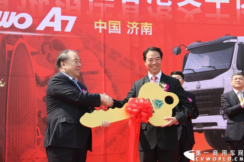 2013年6月1日上午，中国制造欧五重卡首批发往香港交车仪式在济南举行，由中国重汽生产的100辆HOWO-A7欧五重卡缓缓驶出济南卡车公司厂区，交付香港合德公司。图为中国重汽集团董事长、中国重汽香港有限公司董事局主席马纯济向合德公司总经理何建平交付金钥匙 。