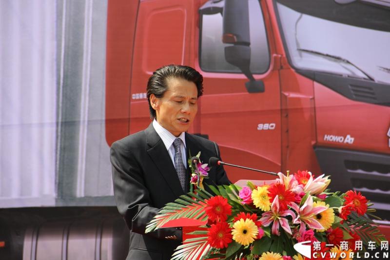 2013年6月1日上午，中国制造欧五重卡首批发往香港交车仪式在山东济南隆重举行，由中国重汽生产的100辆HOWO-A7欧五重卡缓缓驶出济南卡车公司厂区，交付香港合德公司。至此，中国重汽在香港地区的300辆欧五重卡订单已全部按期交付。图为中国重汽集团副总裁韦志海主持本次仪式 。