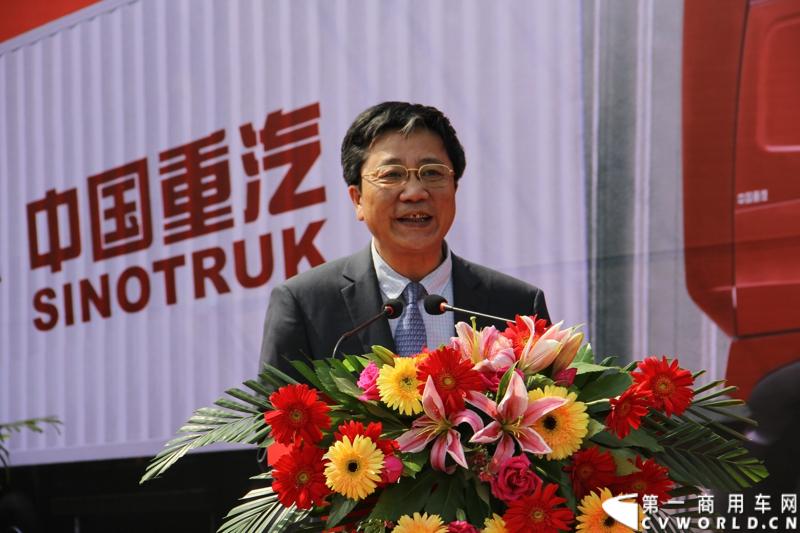 2013年6月1日上午，中国制造欧五重卡首批发往香港交车仪式在山东济南隆重举行，由中国重汽生产的100辆HOWO-A7欧五重卡缓缓驶出济南卡车公司厂区，交付香港合德公司。至此，中国重汽在香港地区的300辆欧五重卡订单已全部按期交付。图为中国重汽集团总经理、中国重汽香港有限公司总裁蔡东致辞。
