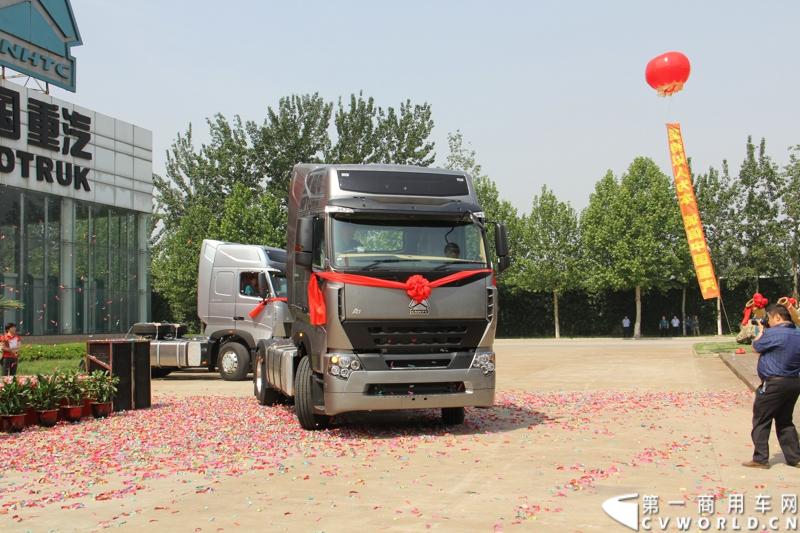 2013年6月1日上午，中国制造欧五重卡首批发往香港交车仪式在山东济南隆重举行，由中国重汽生产的100辆HOWO-A7欧五重卡缓缓驶出济南卡车公司厂区，交付香港合德公司。至此，中国重汽在香港地区的300辆欧五重卡订单已全部按期交付。这是国内重卡厂家生产的欧五重卡首次大批量进入香港市场，也是首个在香港上牌的中国制造商用车。图为发往香港的重汽欧五重卡，搭载420马力12升发动机。