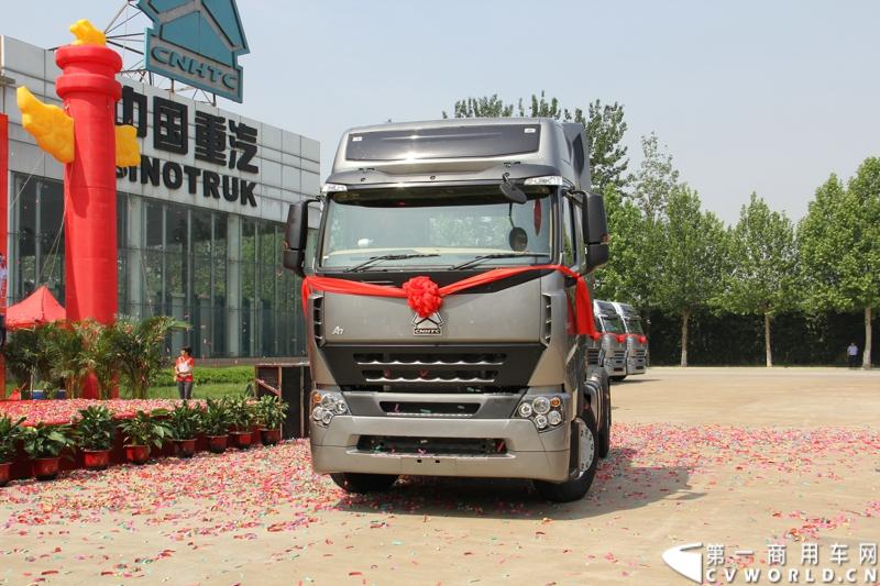 2013年6月1日上午，中国制造欧五重卡首批发往香港交车仪式在山东济南隆重举行，由中国重汽生产的100辆HOWO-A7欧五重卡缓缓驶出济南卡车公司厂区，交付香港合德公司。至此，中国重汽在香港地区的300辆欧五重卡订单已全部按期交付。这是国内重卡厂家生产的欧五重卡首次大批量进入香港市场，也是首个在香港上牌的中国制造商用车。图为发往香港的重汽欧五重卡，搭载420马力12升发动机。
