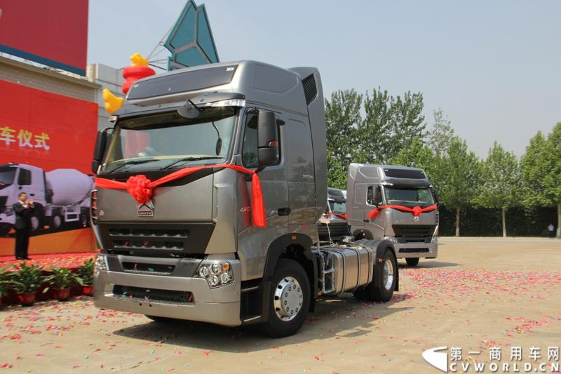 2013年6月1日上午，中国制造欧五重卡首批发往香港交车仪式在山东济南隆重举行，由中国重汽生产的100辆HOWO-A7欧五重卡缓缓驶出济南卡车公司厂区，交付香港合德公司。至此，中国重汽在香港地区的300辆欧五重卡订单已全部按期交付。这是国内重卡厂家生产的欧五重卡首次大批量进入香港市场，也是首个在香港上牌的中国制造商用车。图为发往香港的重汽欧五重卡，搭载420马力12升发动机。