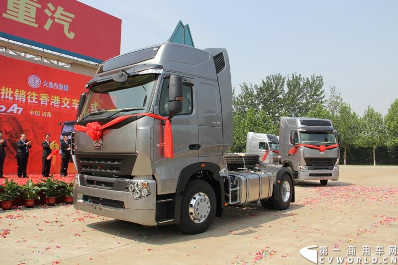 2013年6月1日上午，中国制造欧五重卡首批发往香港交车仪式在山东济南隆重举行，由中国重汽生产的100辆HOWO-A7欧五重卡缓缓驶出济南卡车公司厂区，交付香港合德公司。至此，中国重汽在香港地区的300辆欧五重卡订单已全部按期交付。这是国内重卡厂家生产的欧五重卡首次大批量进入香港市场，也是首个在香港上牌的中国制造商用车。图为发往香港的重汽欧五重卡，搭载420马力12升发动机。