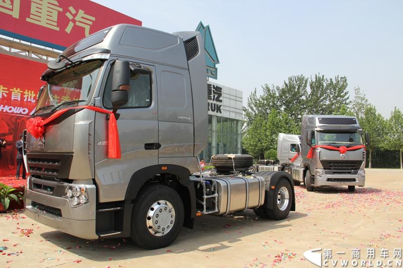 2013年6月1日上午，中国制造欧五重卡首批发往香港交车仪式在山东济南隆重举行，由中国重汽生产的100辆HOWO-A7欧五重卡缓缓驶出济南卡车公司厂区，交付香港合德公司。至此，中国重汽在香港地区的300辆欧五重卡订单已全部按期交付。这是国内重卡厂家生产的欧五重卡首次大批量进入香港市场，也是首个在香港上牌的中国制造商用车。图为发往香港的重汽欧五重卡，搭载420马力12升发动机。