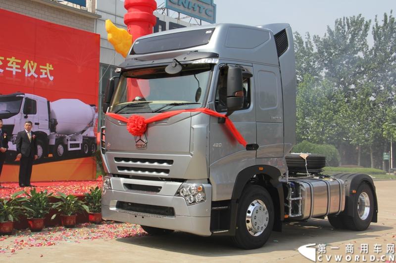 2013年6月1日上午，中国制造欧五重卡首批发往香港交车仪式在山东济南隆重举行，由中国重汽生产的100辆HOWO-A7欧五重卡缓缓驶出济南卡车公司厂区，交付香港合德公司。至此，中国重汽在香港地区的300辆欧五重卡订单已全部按期交付。这是国内重卡厂家生产的欧五重卡首次大批量进入香港市场，也是首个在香港上牌的中国制造商用车。图为发往香港的重汽欧五重卡，搭载420马力12升发动机。