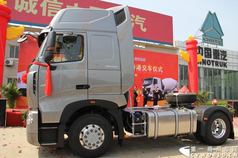 2013年6月1日上午，中国制造欧五重卡首批发往香港交车仪式在山东济南隆重举行，由中国重汽生产的100辆HOWO-A7欧五重卡缓缓驶出济南卡车公司厂区，交付香港合德公司。至此，中国重汽在香港地区的300辆欧五重卡订单已全部按期交付。这是国内重卡厂家生产的欧五重卡首次大批量进入香港市场，也是首个在香港上牌的中国制造商用车。图为发往香港的重汽欧五重卡，搭载420马力12升发动机。