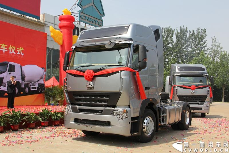 2013年6月1日上午，中国制造欧五重卡首批发往香港交车仪式在山东济南隆重举行，由中国重汽生产的100辆HOWO-A7欧五重卡缓缓驶出济南卡车公司厂区，交付香港合德公司。至此，中国重汽在香港地区的300辆欧五重卡订单已全部按期交付。这是国内重卡厂家生产的欧五重卡首次大批量进入香港市场，也是首个在香港上牌的中国制造商用车。图为发往香港的重汽欧五重卡，搭载420马力12升发动机。