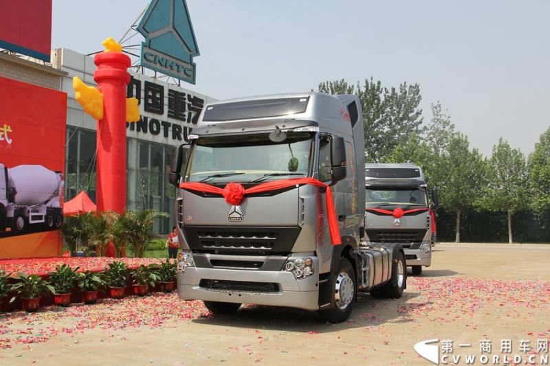 2013年6月1日上午，中国制造欧五重卡首批发往香港交车仪式在山东济南隆重举行，由中国重汽生产的100辆HOWO-A7欧五重卡缓缓驶出济南卡车公司厂区，交付香港合德公司。至此，中国重汽在香港地区的300辆欧五重卡订单已全部按期交付。这是国内重卡厂家生产的欧五重卡首次大批量进入香港市场，也是首个在香港上牌的中国制造商用车。图为发往香港的重汽欧五重卡，搭载420马力12升发动机。