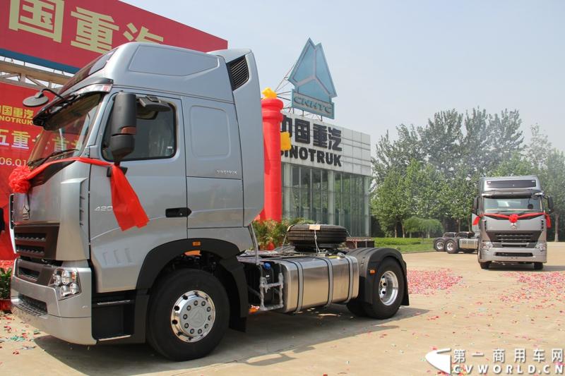 2013年6月1日上午，中国制造欧五重卡首批发往香港交车仪式在山东济南隆重举行，由中国重汽生产的100辆HOWO-A7欧五重卡缓缓驶出济南卡车公司厂区，交付香港合德公司。至此，中国重汽在香港地区的300辆欧五重卡订单已全部按期交付。这是国内重卡厂家生产的欧五重卡首次大批量进入香港市场，也是首个在香港上牌的中国制造商用车。图为发往香港的重汽欧五重卡，搭载420马力12升发动机。