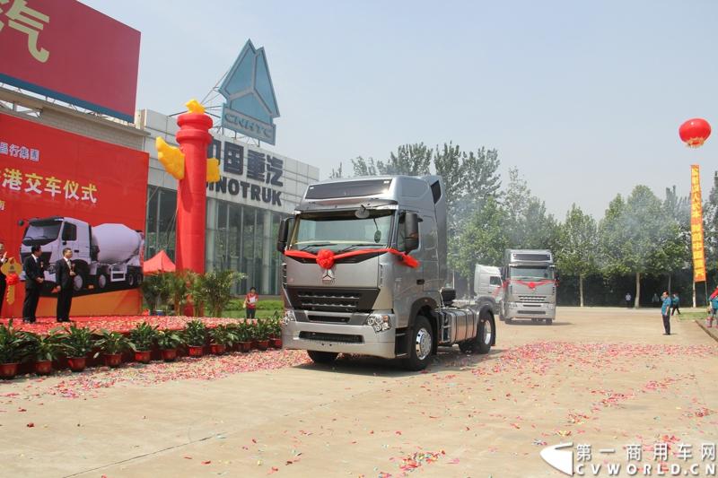 2013年6月1日上午，中国制造欧五重卡首批发往香港交车仪式在山东济南隆重举行，由中国重汽生产的100辆HOWO-A7欧五重卡缓缓驶出济南卡车公司厂区，交付香港合德公司。至此，中国重汽在香港地区的300辆欧五重卡订单已全部按期交付。这是国内重卡厂家生产的欧五重卡首次大批量进入香港市场，也是首个在香港上牌的中国制造商用车。图为发往香港的重汽欧五重卡，搭载420马力12升发动机。