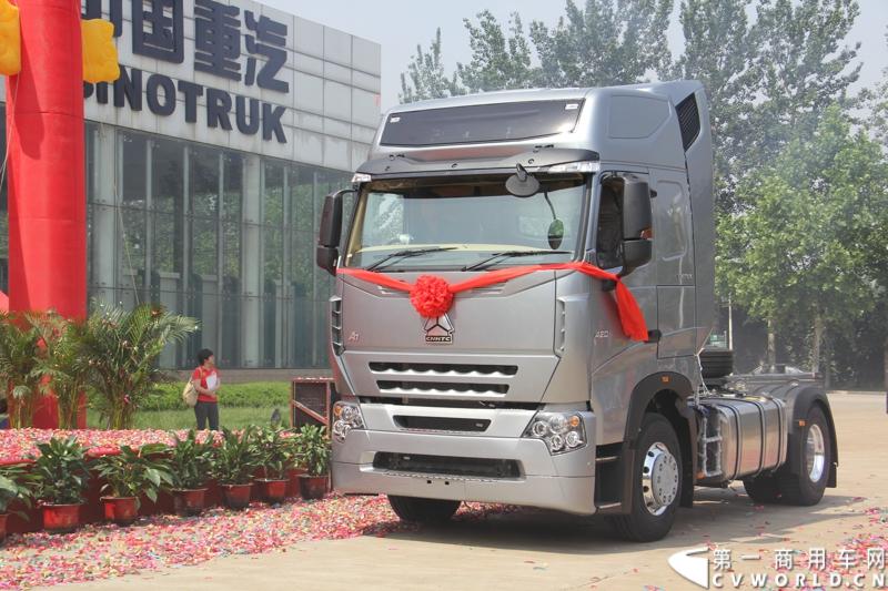 2013年6月1日上午，中国制造欧五重卡首批发往香港交车仪式在山东济南隆重举行，由中国重汽生产的100辆HOWO-A7欧五重卡缓缓驶出济南卡车公司厂区，交付香港合德公司。至此，中国重汽在香港地区的300辆欧五重卡订单已全部按期交付。这是国内重卡厂家生产的欧五重卡首次大批量进入香港市场，也是首个在香港上牌的中国制造商用车。图为发往香港的重汽欧五重卡，搭载420马力12升发动机。