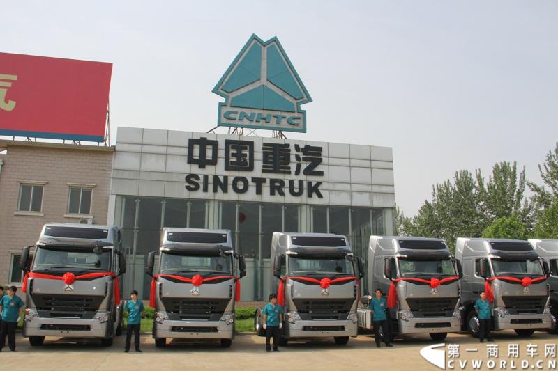 2013年6月1日上午，中国制造欧五重卡首批发往香港交车仪式在山东济南隆重举行，由中国重汽生产的100辆HOWO-A7欧五重卡缓缓驶出济南卡车公司厂区，交付香港合德公司。至此，中国重汽在香港地区的300辆欧五重卡订单已全部按期交付。这是国内重卡厂家生产的欧五重卡首次大批量进入香港市场，也是首个在香港上牌的中国制造商用车。图为发往香港的重汽欧五重卡，搭载420马力12升发动机。