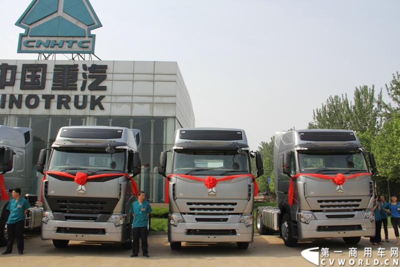 2013年6月1日上午，中国制造欧五重卡首批发往香港交车仪式在山东济南隆重举行，由中国重汽生产的100辆HOWO-A7欧五重卡缓缓驶出济南卡车公司厂区，交付香港合德公司。至此，中国重汽在香港地区的300辆欧五重卡订单已全部按期交付。这是国内重卡厂家生产的欧五重卡首次大批量进入香港市场，也是首个在香港上牌的中国制造商用车。图为发往香港的重汽欧五重卡，搭载420马力12升发动机。