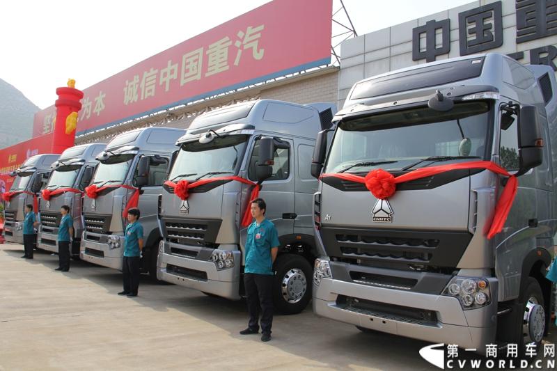 2013年6月1日上午，中国制造欧五重卡首批发往香港交车仪式在山东济南隆重举行，由中国重汽生产的100辆HOWO-A7欧五重卡缓缓驶出济南卡车公司厂区，交付香港合德公司。至此，中国重汽在香港地区的300辆欧五重卡订单已全部按期交付。这是国内重卡厂家生产的欧五重卡首次大批量进入香港市场，也是首个在香港上牌的中国制造商用车。图为发往香港的重汽欧五重卡，搭载420马力12升发动机。