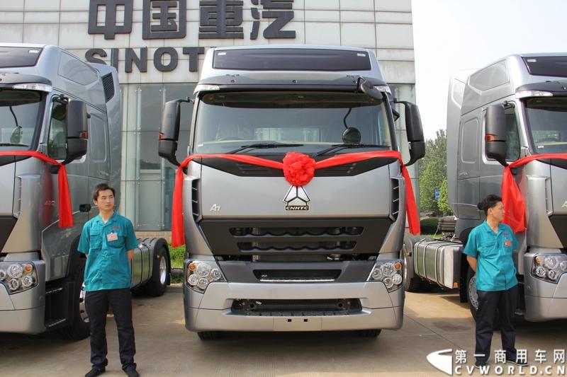 2013年6月1日上午，中国制造欧五重卡首批发往香港交车仪式在山东济南隆重举行，由中国重汽生产的100辆HOWO-A7欧五重卡缓缓驶出济南卡车公司厂区，交付香港合德公司。至此，中国重汽在香港地区的300辆欧五重卡订单已全部按期交付。这是国内重卡厂家生产的欧五重卡首次大批量进入香港市场，也是首个在香港上牌的中国制造商用车。图为发往香港的重汽欧五重卡，搭载420马力12升发动机。