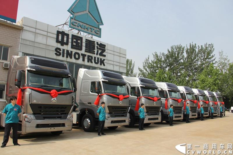 2013年6月1日上午，中国制造欧五重卡首批发往香港交车仪式在山东济南隆重举行，由中国重汽生产的100辆HOWO-A7欧五重卡缓缓驶出济南卡车公司厂区，交付香港合德公司。至此，中国重汽在香港地区的300辆欧五重卡订单已全部按期交付。这是国内重卡厂家生产的欧五重卡首次大批量进入香港市场，也是首个在香港上牌的中国制造商用车。图为发往香港的重汽欧五重卡，搭载420马力12升发动机。