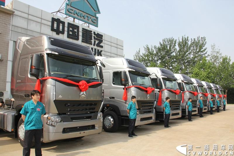 2013年6月1日上午，中国制造欧五重卡首批发往香港交车仪式在山东济南隆重举行，由中国重汽生产的100辆HOWO-A7欧五重卡缓缓驶出济南卡车公司厂区，交付香港合德公司。至此，中国重汽在香港地区的300辆欧五重卡订单已全部按期交付。这是国内重卡厂家生产的欧五重卡首次大批量进入香港市场，也是首个在香港上牌的中国制造商用车。图为发往香港的重汽欧五重卡，搭载420马力12升发动机。