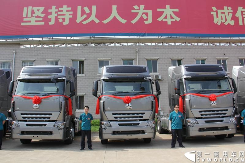 2013年6月1日上午，中国制造欧五重卡首批发往香港交车仪式在山东济南隆重举行，由中国重汽生产的100辆HOWO-A7欧五重卡缓缓驶出济南卡车公司厂区，交付香港合德公司。至此，中国重汽在香港地区的300辆欧五重卡订单已全部按期交付。这是国内重卡厂家生产的欧五重卡首次大批量进入香港市场，也是首个在香港上牌的中国制造商用车。图为发往香港的重汽欧五重卡，搭载420马力12升发动机。