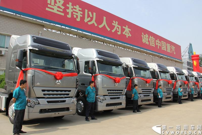 2013年6月1日上午，中国制造欧五重卡首批发往香港交车仪式在山东济南隆重举行，由中国重汽生产的100辆HOWO-A7欧五重卡缓缓驶出济南卡车公司厂区，交付香港合德公司。至此，中国重汽在香港地区的300辆欧五重卡订单已全部按期交付。这是国内重卡厂家生产的欧五重卡首次大批量进入香港市场，也是首个在香港上牌的中国制造商用车。图为发往香港的重汽欧五重卡，搭载420马力12升发动机。