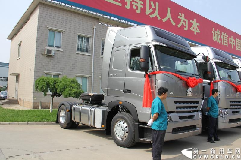 2013年6月1日上午，中国制造欧五重卡首批发往香港交车仪式在山东济南隆重举行，由中国重汽生产的100辆HOWO-A7欧五重卡缓缓驶出济南卡车公司厂区，交付香港合德公司。至此，中国重汽在香港地区的300辆欧五重卡订单已全部按期交付。这是国内重卡厂家生产的欧五重卡首次大批量进入香港市场，也是首个在香港上牌的中国制造商用车。图为发往香港的重汽欧五重卡，搭载420马力12升发动机。