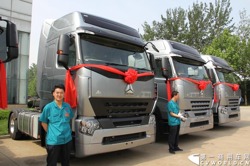 2013年6月1日上午，中国制造欧五重卡首批发往香港交车仪式在山东济南隆重举行，由中国重汽生产的100辆HOWO-A7欧五重卡缓缓驶出济南卡车公司厂区，交付香港合德公司。至此，中国重汽在香港地区的300辆欧五重卡订单已全部按期交付。这是国内重卡厂家生产的欧五重卡首次大批量进入香港市场，也是首个在香港上牌的中国制造商用车。图为发往香港的重汽欧五重卡，搭载420马力12升发动机。