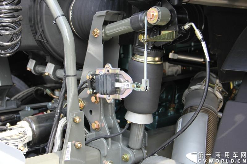 2013年6月1日上午，中国制造欧五重卡首批发往香港交车仪式在山东济南隆重举行，由中国重汽生产的100辆HOWO-A7欧五重卡缓缓驶出济南卡车公司厂区，交付香港合德公司。至此，中国重汽在香港地区的300辆欧五重卡订单已全部按期交付。这是国内重卡厂家生产的欧五重卡首次大批量进入香港市场，也是首个在香港上牌的中国制造商用车。图为发往香港的重汽欧五重卡，搭载420马力12升发动机。