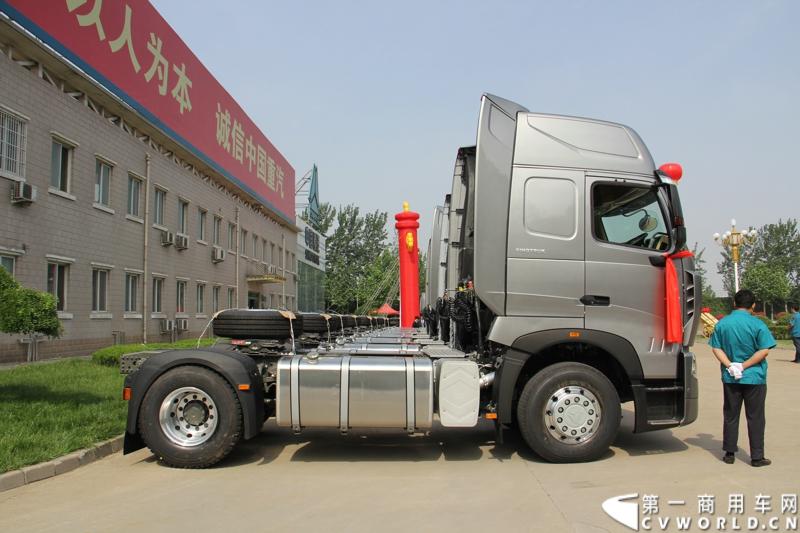 2013年6月1日上午，中国制造欧五重卡首批发往香港交车仪式在山东济南隆重举行，由中国重汽生产的100辆HOWO-A7欧五重卡缓缓驶出济南卡车公司厂区，交付香港合德公司。至此，中国重汽在香港地区的300辆欧五重卡订单已全部按期交付。这是国内重卡厂家生产的欧五重卡首次大批量进入香港市场，也是首个在香港上牌的中国制造商用车。图为发往香港的重汽欧五重卡，搭载420马力12升发动机。