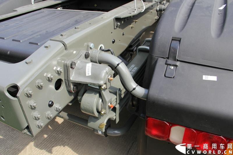 2013年6月1日上午，中国制造欧五重卡首批发往香港交车仪式在山东济南隆重举行，由中国重汽生产的100辆HOWO-A7欧五重卡缓缓驶出济南卡车公司厂区，交付香港合德公司。至此，中国重汽在香港地区的300辆欧五重卡订单已全部按期交付。这是国内重卡厂家生产的欧五重卡首次大批量进入香港市场，也是首个在香港上牌的中国制造商用车。图为发往香港的重汽欧五重卡，搭载420马力12升发动机。