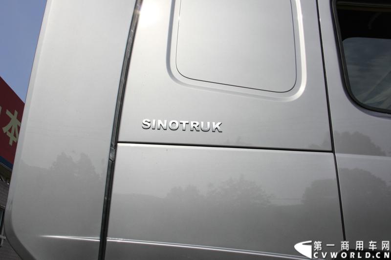 2013年6月1日上午，中国制造欧五重卡首批发往香港交车仪式在山东济南隆重举行，由中国重汽生产的100辆HOWO-A7欧五重卡缓缓驶出济南卡车公司厂区，交付香港合德公司。至此，中国重汽在香港地区的300辆欧五重卡订单已全部按期交付。这是国内重卡厂家生产的欧五重卡首次大批量进入香港市场，也是首个在香港上牌的中国制造商用车。图为发往香港的重汽欧五重卡，搭载420马力12升发动机。