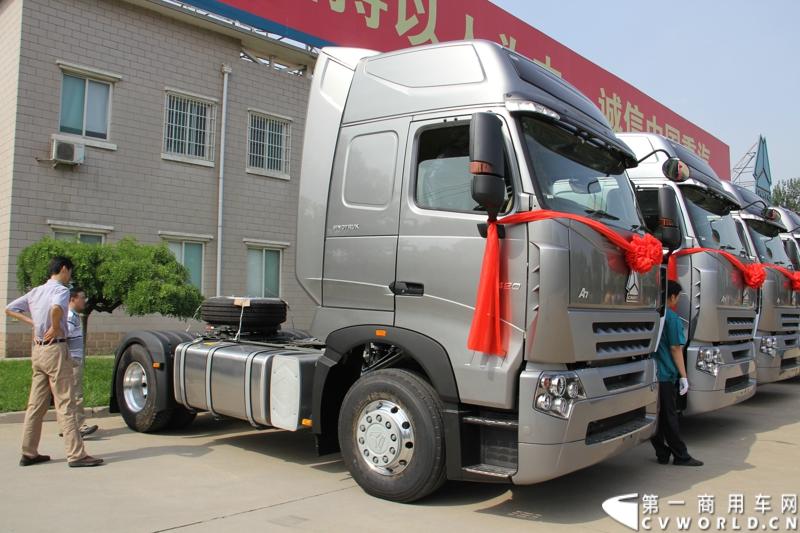 2013年6月1日上午，中国制造欧五重卡首批发往香港交车仪式在山东济南隆重举行，由中国重汽生产的100辆HOWO-A7欧五重卡缓缓驶出济南卡车公司厂区，交付香港合德公司。至此，中国重汽在香港地区的300辆欧五重卡订单已全部按期交付。这是国内重卡厂家生产的欧五重卡首次大批量进入香港市场，也是首个在香港上牌的中国制造商用车。图为发往香港的重汽欧五重卡，搭载420马力12升发动机。