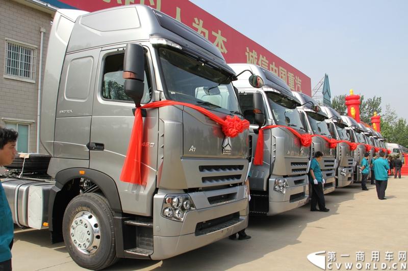 2013年6月1日上午，中国制造欧五重卡首批发往香港交车仪式在山东济南隆重举行，由中国重汽生产的100辆HOWO-A7欧五重卡缓缓驶出济南卡车公司厂区，交付香港合德公司。至此，中国重汽在香港地区的300辆欧五重卡订单已全部按期交付。这是国内重卡厂家生产的欧五重卡首次大批量进入香港市场，也是首个在香港上牌的中国制造商用车。图为发往香港的重汽欧五重卡，搭载420马力12升发动机。