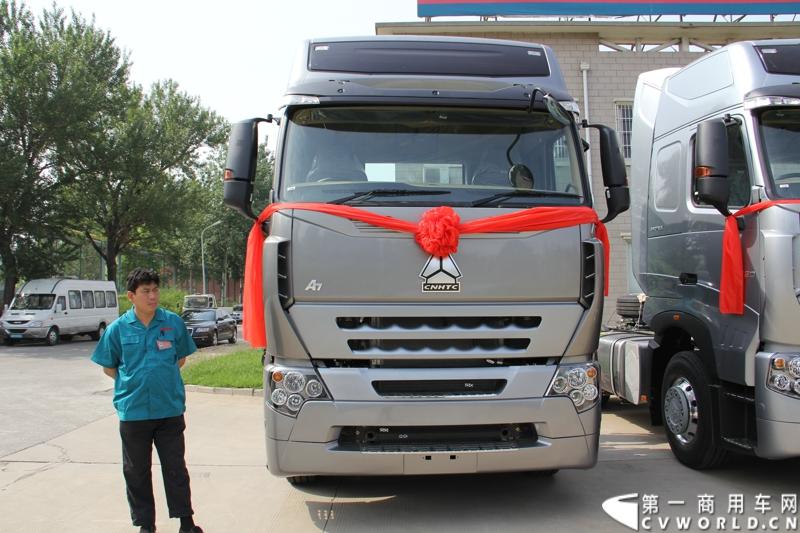 2013年6月1日上午，中国制造欧五重卡首批发往香港交车仪式在山东济南隆重举行，由中国重汽生产的100辆HOWO-A7欧五重卡缓缓驶出济南卡车公司厂区，交付香港合德公司。至此，中国重汽在香港地区的300辆欧五重卡订单已全部按期交付。这是国内重卡厂家生产的欧五重卡首次大批量进入香港市场，也是首个在香港上牌的中国制造商用车。图为发往香港的重汽欧五重卡，搭载420马力12升发动机。