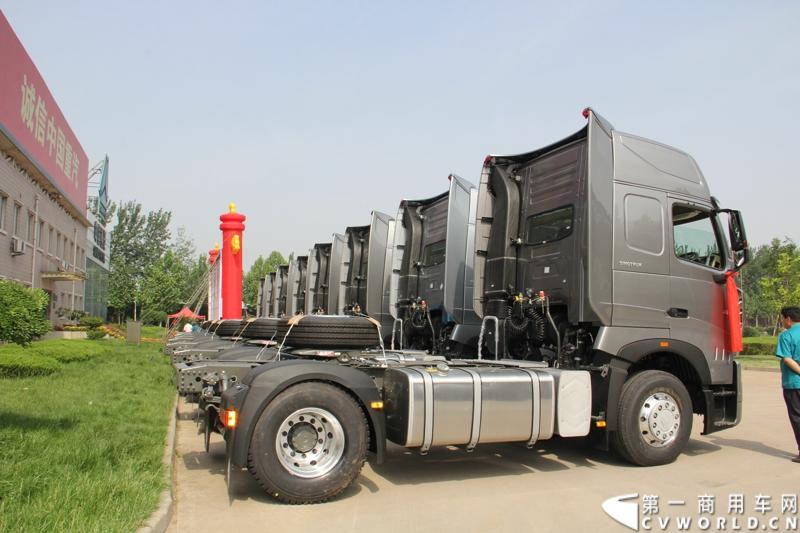 2013年6月1日上午，中国制造欧五重卡首批发往香港交车仪式在山东济南隆重举行，由中国重汽生产的100辆HOWO-A7欧五重卡缓缓驶出济南卡车公司厂区，交付香港合德公司。至此，中国重汽在香港地区的300辆欧五重卡订单已全部按期交付。这是国内重卡厂家生产的欧五重卡首次大批量进入香港市场，也是首个在香港上牌的中国制造商用车。图为发往香港的重汽欧五重卡，搭载420马力12升发动机。