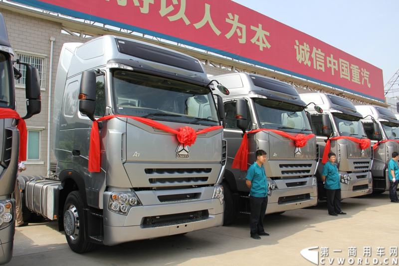 2013年6月1日上午，中国制造欧五重卡首批发往香港交车仪式在山东济南隆重举行，由中国重汽生产的100辆HOWO-A7欧五重卡缓缓驶出济南卡车公司厂区，交付香港合德公司。至此，中国重汽在香港地区的300辆欧五重卡订单已全部按期交付。这是国内重卡厂家生产的欧五重卡首次大批量进入香港市场，也是首个在香港上牌的中国制造商用车。图为发往香港的重汽欧五重卡，搭载420马力12升发动机。