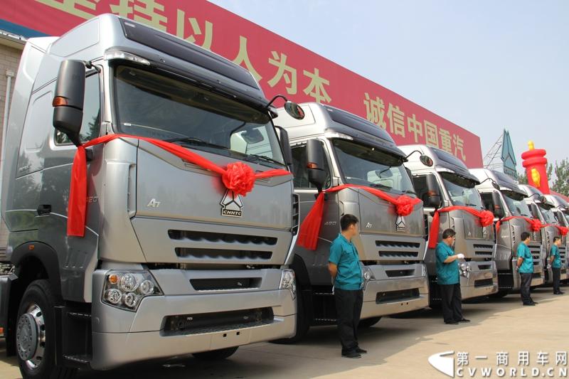 2013年6月1日上午，中国制造欧五重卡首批发往香港交车仪式在山东济南隆重举行，由中国重汽生产的100辆HOWO-A7欧五重卡缓缓驶出济南卡车公司厂区，交付香港合德公司。至此，中国重汽在香港地区的300辆欧五重卡订单已全部按期交付。这是国内重卡厂家生产的欧五重卡首次大批量进入香港市场，也是首个在香港上牌的中国制造商用车。图为发往香港的重汽欧五重卡，搭载420马力12升发动机。