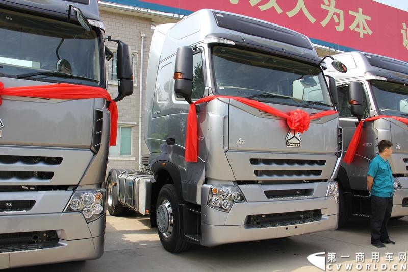 2013年6月1日上午，中国制造欧五重卡首批发往香港交车仪式在山东济南隆重举行，由中国重汽生产的100辆HOWO-A7欧五重卡缓缓驶出济南卡车公司厂区，交付香港合德公司。至此，中国重汽在香港地区的300辆欧五重卡订单已全部按期交付。这是国内重卡厂家生产的欧五重卡首次大批量进入香港市场，也是首个在香港上牌的中国制造商用车。图为发往香港的重汽欧五重卡，搭载420马力12升发动机。