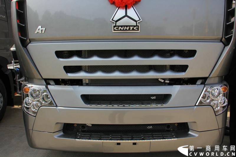 2013年6月1日上午，中国制造欧五重卡首批发往香港交车仪式在山东济南隆重举行，由中国重汽生产的100辆HOWO-A7欧五重卡缓缓驶出济南卡车公司厂区，交付香港合德公司。至此，中国重汽在香港地区的300辆欧五重卡订单已全部按期交付。这是国内重卡厂家生产的欧五重卡首次大批量进入香港市场，也是首个在香港上牌的中国制造商用车。图为发往香港的重汽欧五重卡，搭载420马力12升发动机。