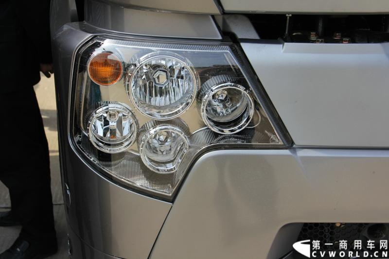 2013年6月1日上午，中国制造欧五重卡首批发往香港交车仪式在山东济南隆重举行，由中国重汽生产的100辆HOWO-A7欧五重卡缓缓驶出济南卡车公司厂区，交付香港合德公司。至此，中国重汽在香港地区的300辆欧五重卡订单已全部按期交付。这是国内重卡厂家生产的欧五重卡首次大批量进入香港市场，也是首个在香港上牌的中国制造商用车。图为发往香港的重汽欧五重卡，搭载420马力12升发动机。