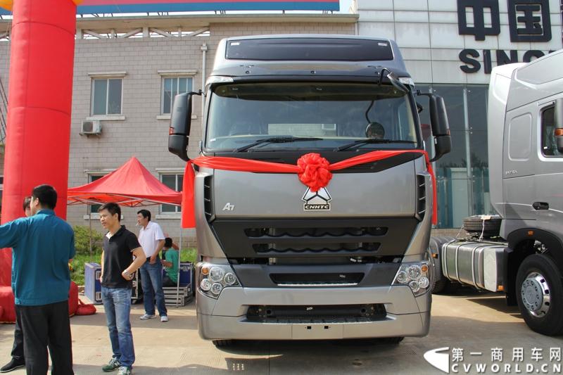 2013年6月1日上午，中国制造欧五重卡首批发往香港交车仪式在山东济南隆重举行，由中国重汽生产的100辆HOWO-A7欧五重卡缓缓驶出济南卡车公司厂区，交付香港合德公司。至此，中国重汽在香港地区的300辆欧五重卡订单已全部按期交付。这是国内重卡厂家生产的欧五重卡首次大批量进入香港市场，也是首个在香港上牌的中国制造商用车。图为发往香港的重汽欧五重卡，搭载420马力12升发动机。