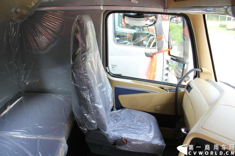 2013年6月1日上午，中国制造欧五重卡首批发往香港交车仪式在山东济南隆重举行，由中国重汽生产的100辆HOWO-A7欧五重卡缓缓驶出济南卡车公司厂区，交付香港合德公司。至此，中国重汽在香港地区的300辆欧五重卡订单已全部按期交付。这是国内重卡厂家生产的欧五重卡首次大批量进入香港市场，也是首个在香港上牌的中国制造商用车。图为发往香港的重汽欧五重卡，搭载420马力12升发动机。