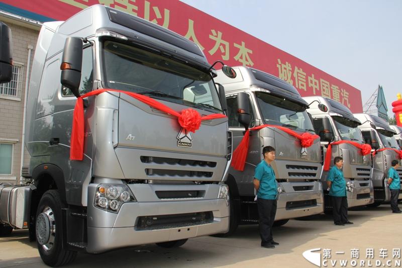 2013年6月1日上午，中国制造欧五重卡首批发往香港交车仪式在山东济南隆重举行，由中国重汽生产的100辆HOWO-A7欧五重卡缓缓驶出济南卡车公司厂区，交付香港合德公司。至此，中国重汽在香港地区的300辆欧五重卡订单已全部按期交付。这是国内重卡厂家生产的欧五重卡首次大批量进入香港市场，也是首个在香港上牌的中国制造商用车。图为发往香港的重汽欧五重卡，搭载420马力12升发动机。