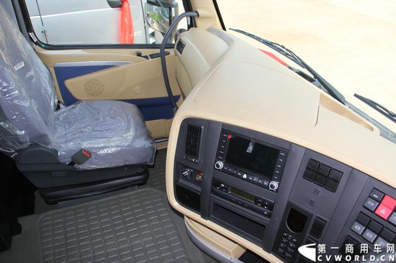 2013年6月1日上午，中国制造欧五重卡首批发往香港交车仪式在山东济南隆重举行，由中国重汽生产的100辆HOWO-A7欧五重卡缓缓驶出济南卡车公司厂区，交付香港合德公司。至此，中国重汽在香港地区的300辆欧五重卡订单已全部按期交付。这是国内重卡厂家生产的欧五重卡首次大批量进入香港市场，也是首个在香港上牌的中国制造商用车。图为发往香港的重汽欧五重卡，搭载420马力12升发动机。