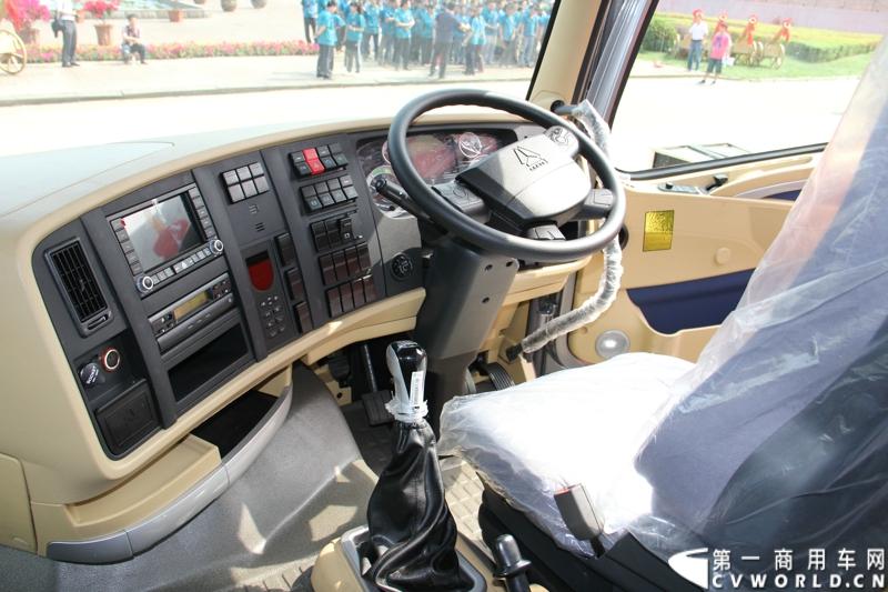 2013年6月1日上午，中国制造欧五重卡首批发往香港交车仪式在山东济南隆重举行，由中国重汽生产的100辆HOWO-A7欧五重卡缓缓驶出济南卡车公司厂区，交付香港合德公司。至此，中国重汽在香港地区的300辆欧五重卡订单已全部按期交付。这是国内重卡厂家生产的欧五重卡首次大批量进入香港市场，也是首个在香港上牌的中国制造商用车。图为发往香港的重汽欧五重卡，搭载420马力12升发动机。