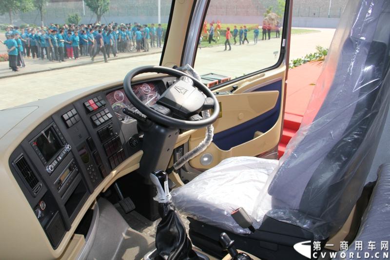 2013年6月1日上午，中国制造欧五重卡首批发往香港交车仪式在山东济南隆重举行，由中国重汽生产的100辆HOWO-A7欧五重卡缓缓驶出济南卡车公司厂区，交付香港合德公司。至此，中国重汽在香港地区的300辆欧五重卡订单已全部按期交付。这是国内重卡厂家生产的欧五重卡首次大批量进入香港市场，也是首个在香港上牌的中国制造商用车。图为发往香港的重汽欧五重卡，搭载420马力12升发动机。